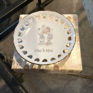 Precious Moments 1985 Love is Kind plate in box